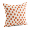 Cuscino decorativo 45 x 45 cm in tessuto panna e terracotta a pois con texture bouclé